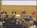 Imagen de la mesa de interlocución "El museo como espacio de regeneración" (de izquierda a derecha: Benjamin Buchloh, Manuel Borja-Villel, Simón Marchán y Santos Zunzunegui)