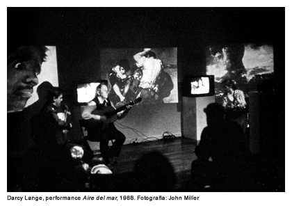 Darcy Lange, performance 'Aire del mar', 1988. Fotografía: John Miller Darcy Lange, performance 'Aire del mar', 1988. Fotografía: John Miller