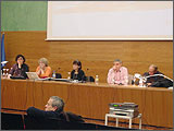 Imagen de la mesa de interlocución "Hacia una pedagogia pervertida" (de izquierda a derecha: Juan de Nieves, Martha Rosler, Ute Meta Bauer, Manuel Asensi y René Schérer)