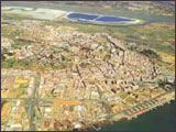 Vista de la ciudad de Huelva con las balsas de fosfoyesos al fondo