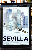 Publicidad del A400M en una marquesina de Sevilla