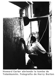 Howard Carter abriendo la tumba de Tutankamón. Fotografía de Harry Burton 1923