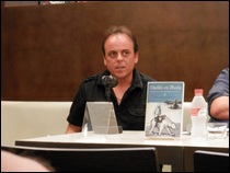 David Pielfort durante la presentación de las coediciones de la PIE.FMC en la librería La Central de Barcelona
