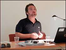 Fernando Bayón durante su intervención en el seminario 'Agenciamientos contra-neoliberales: coaliciones micro-políticas desde el sida'