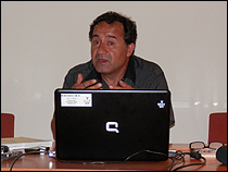 Leonardo Fernández (MUMS - Chile) durante su intervención en el seminario 'Agenciamientos contra-neoliberales: coaliciones micro-políticas desde el sida'