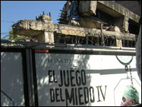 Ciudad de México, 2007, Foto de Armando Silva para " Ciudad de México imaginada". Cartel sobre ruinas del terremoto de México, 1985